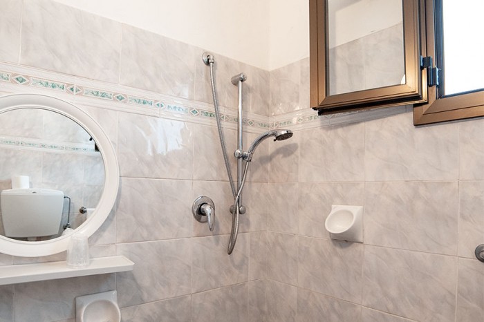 Bagno camera tripla hotel natalia igea marina